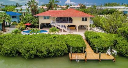 Primaceria on Sombrero 4 Bed 3 Bath in exclusive Sombrero Beach area, Included 30 ft dock