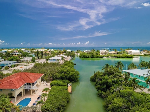 Primaceria on Sombrero 4 Bed 3 Bath in exclusive Sombrero Beach area,  Included 30 ft dock