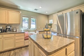 Fridge, microwave, stovetop, dishwasher