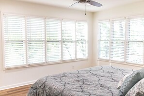 3 slaapkamers, een strijkplank/strijkijzer, internet, beddengoed