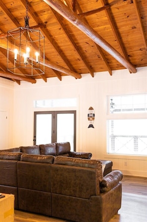 TV - Chalet Premiere at Signal Point (Guntersville)