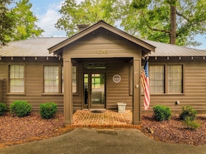 Exterior detail - Chalet Premiere at Signal Point (Guntersville)