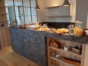 Desayuno completo gratuito y diario