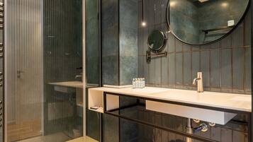 Superior Room | Bathroom | Separate tub and shower, rainfall showerhead, free toiletries