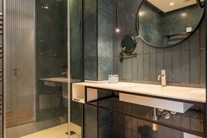 Superior kamer | Badkamer | Een aparte badkuip en douche, een regendouche, gratis toiletartikelen