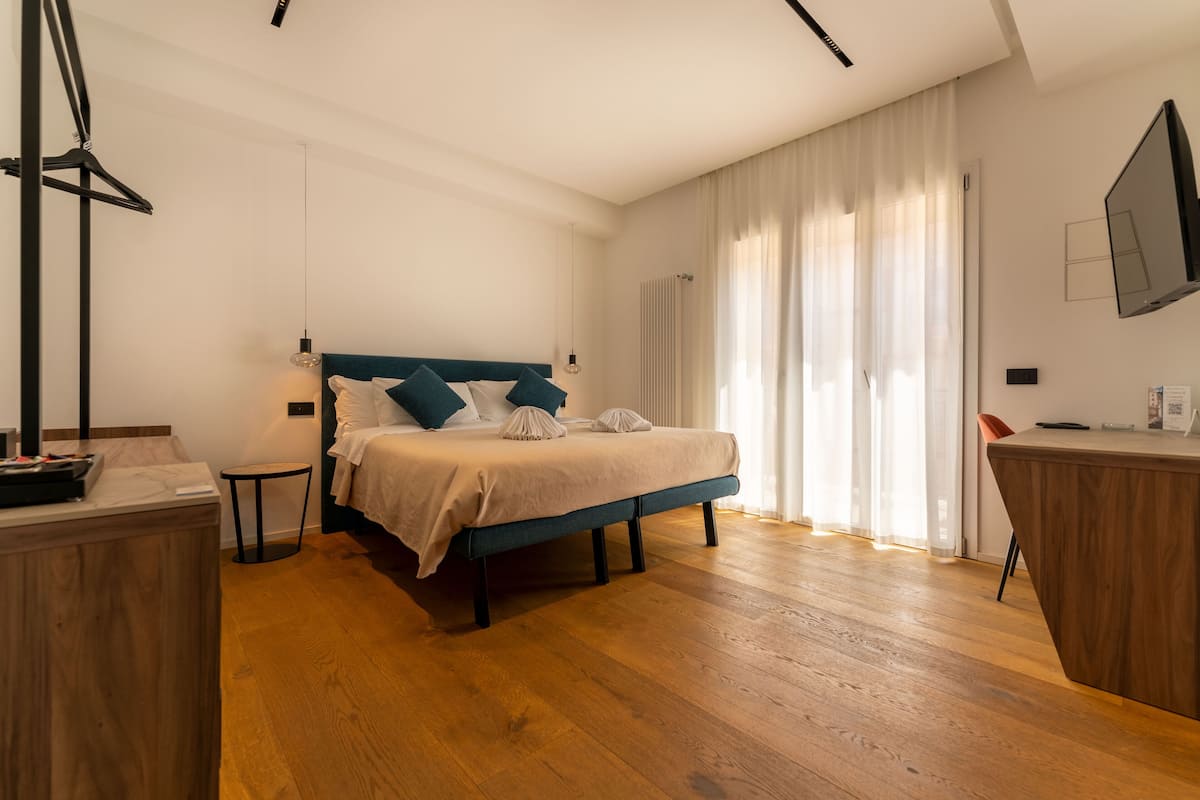Deluxe Double Room | In-room safe, desk, laptop workspace, soundproofing