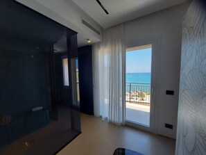 Luxe kamer | Een kluis op de kamer, een bureau, een laptopwerkplek