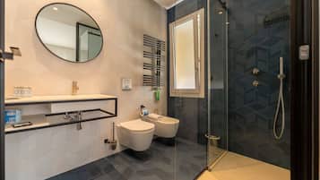 Chambre Double Deluxe | Salle de bain | Baignoire et douche séparées, douche à « effet pluie »
