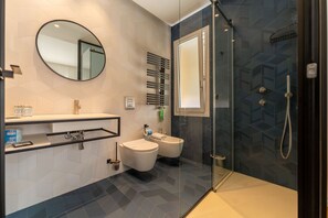 Habitación Deluxe doble | Baño | Bañera y ducha independientes y cabezal de ducha tipo lluvia