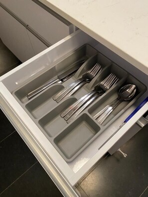Kühlschrank, Mikrowelle, Herdplatte, Wasserkocher