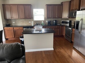 Refrigerador, microondas, horno y parrilla de estufa 