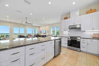 Room for everybody! Gulf Front w/ GameRoom!