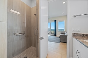 Combined shower/tub, rainfall showerhead, towels