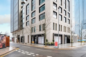 Apartment (2 Bedrooms) | Exterior - Stunning two Bedroom Docklands Apartment With Balcony (London)
