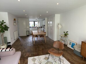 Smart TV - Designer House in Hip Dalston (London)