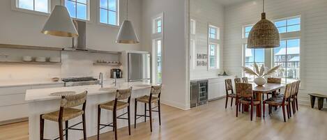 Frigorífico, microondas, placa de cocina y lavavajillas