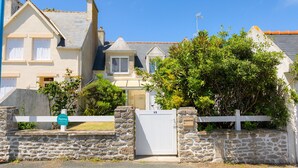 A two-story house with a stone wall and a white gate. - Holidays for 6 in Saint Guénolé (Penmarch)