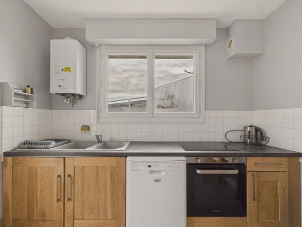 Fridge, microwave, oven, stovetop
