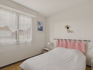 2 bedrooms, iron/ironing board