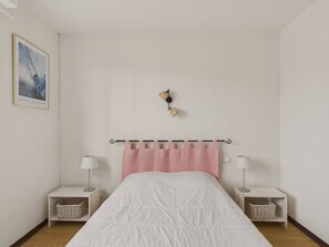 2 chambres, fer et planche Ă repasser
