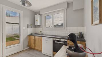 Coffee/tea maker, fridge, microwave, oven