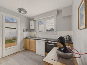 Een koelkast, een microgolfoven, een oven, een vaatwasser