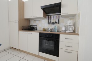 Een koelkast, een microgolfoven, een oven