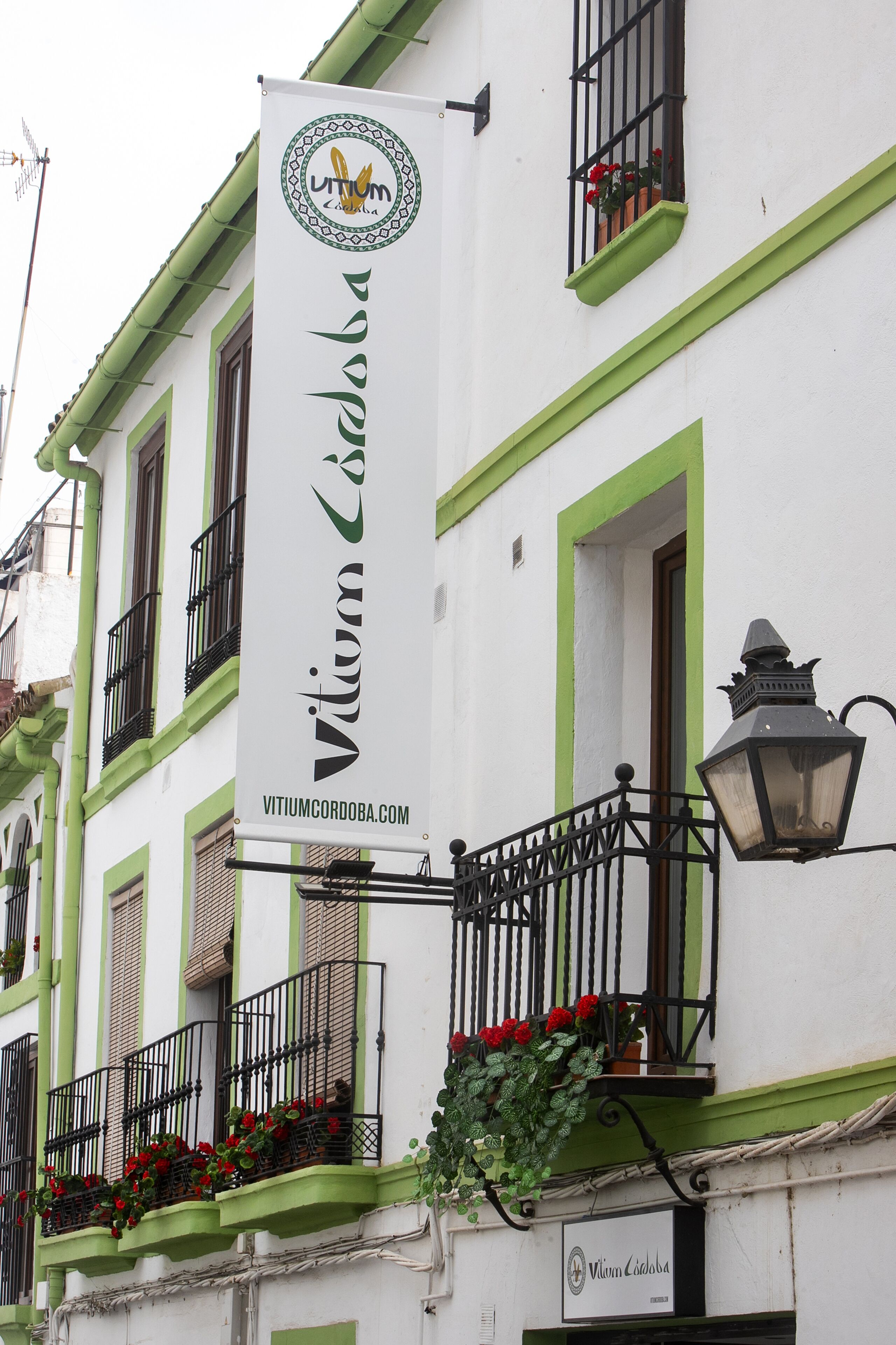 Un bâtiment sur lequel est affichée une banderole publicitaire pour Vitium Cordoba.