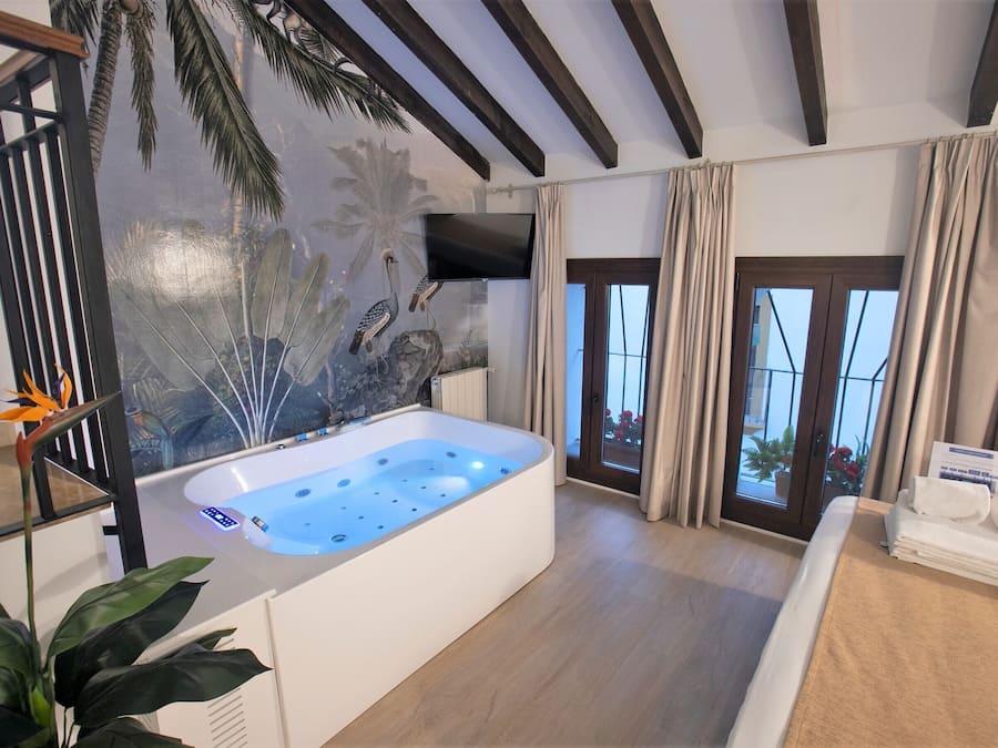 尊荣客房 | 迷你吧、客房内保险箱、办公桌、免费 WiFi