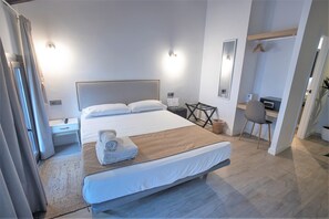Premium kamer | Een minibar, een kluis op de kamer, een bureau, gratis wifi