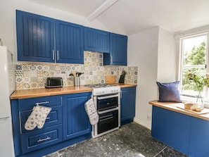 Cottage | Private kitchen | Dishwasher, cookware/dishes/utensils