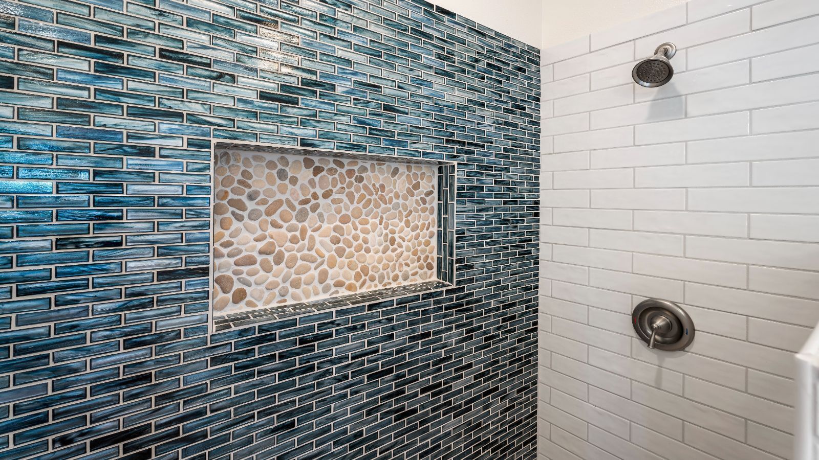 Combined shower/tub, towels
