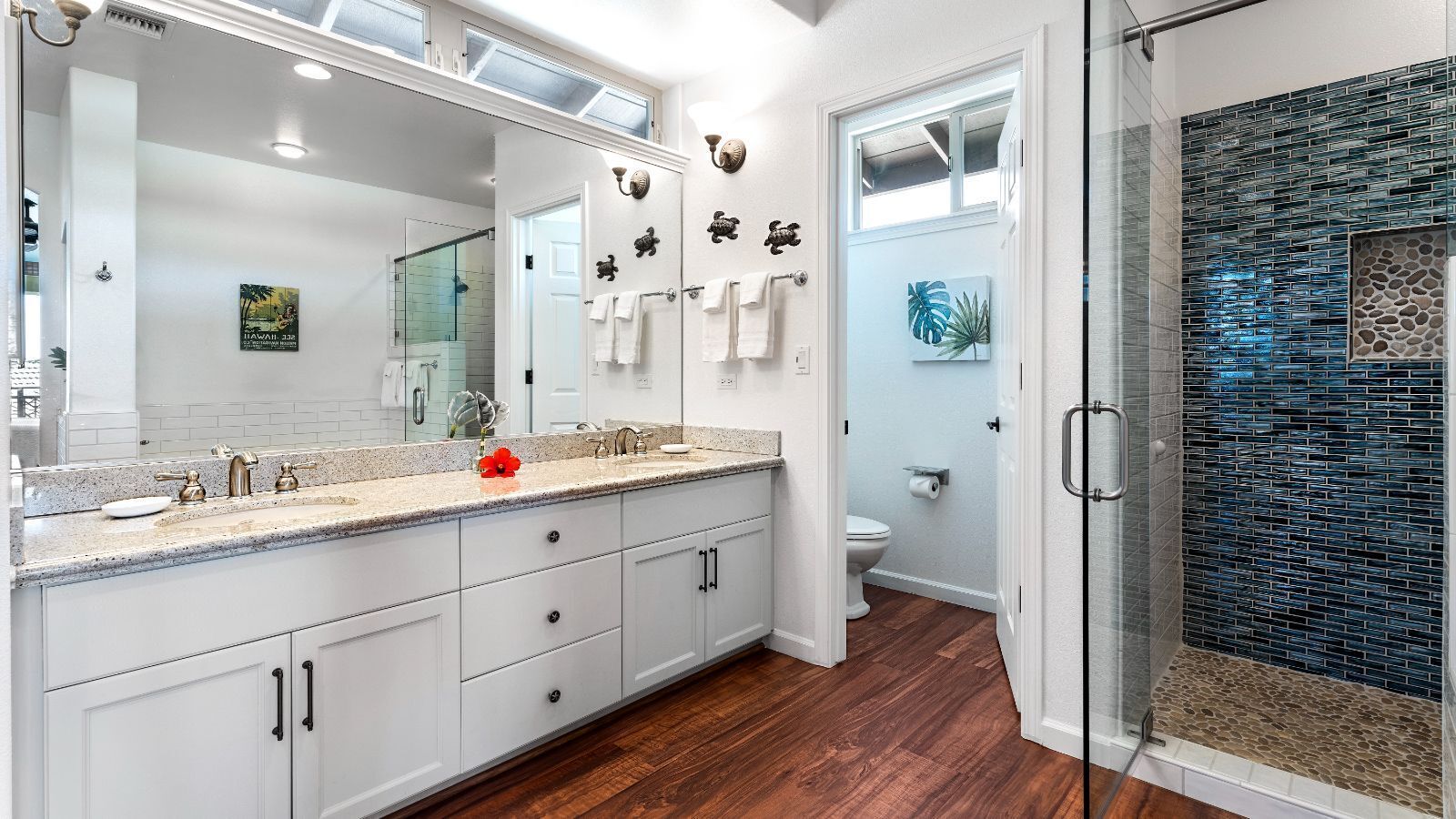 Combined shower/tub, towels