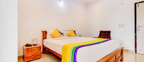 Escritorio, tabla de planchar con plancha y ropa de cama