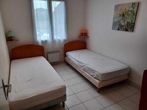 3 chambres, fer et planche à repasser