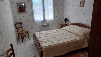 3 habitaciones y tabla de planchar con plancha