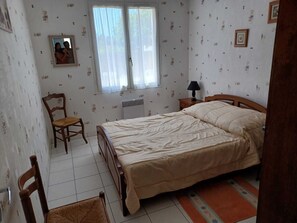 3 habitaciones y tabla de planchar con plancha