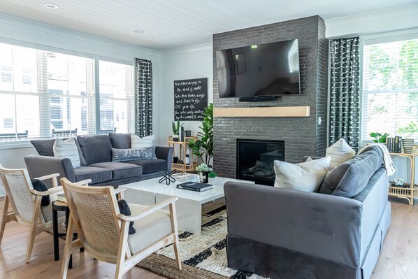 Una Smart TV, una chimenea