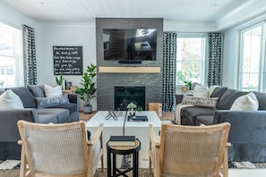 Smart TV, fireplace