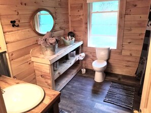 Chuveiro, secador de cabelo, toalhas de banho, papel higiênico