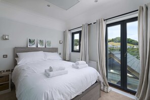 5 bedrooms, iron/ironing board, free WiFi, bed sheets