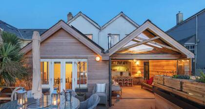 Luxury Beachfront House, Sleeps 12, Free Parking