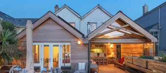 Luxury Beachfront House, Sleeps 12, Free Parking