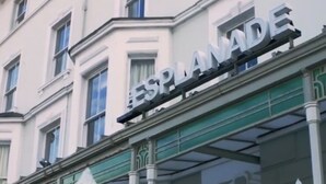 Un edificio con un letrero que dice "ESPLANADA".