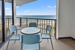 Outdoor dining - Crescent Beach Family-friendly resort close to shops, entertainment, dining (North Myrtle Beach)