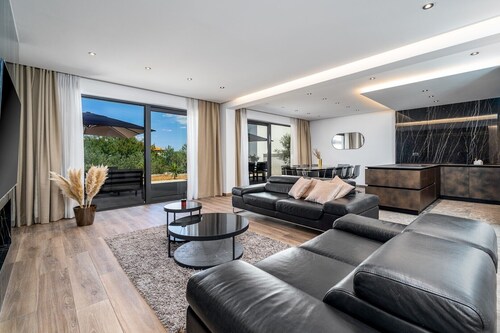 Villa Lady Maris with heated pool,70m from beach