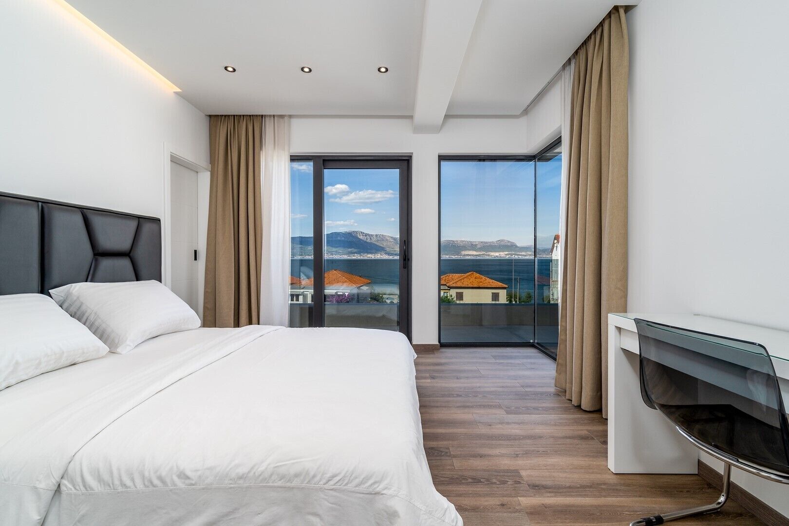 5 slaapkamers, een strijkplank/strijkijzer, wifi, beddengoed