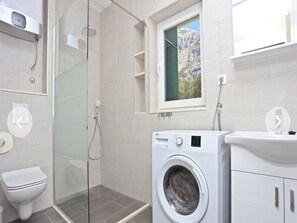 Departamento (One Bedroom Apartment with Sea View) | Baño | Regadera y toallas