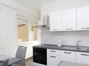 Apartment (One Bedroom Apartment with Sea View) | Eigene Küche | Kühlschrank