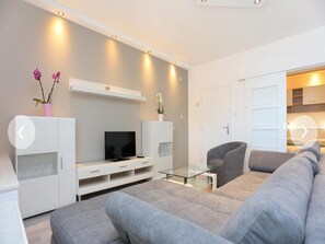 Apartment (One Bedroom Apartment with Sea View) | Wohnzimmer | Fernseher